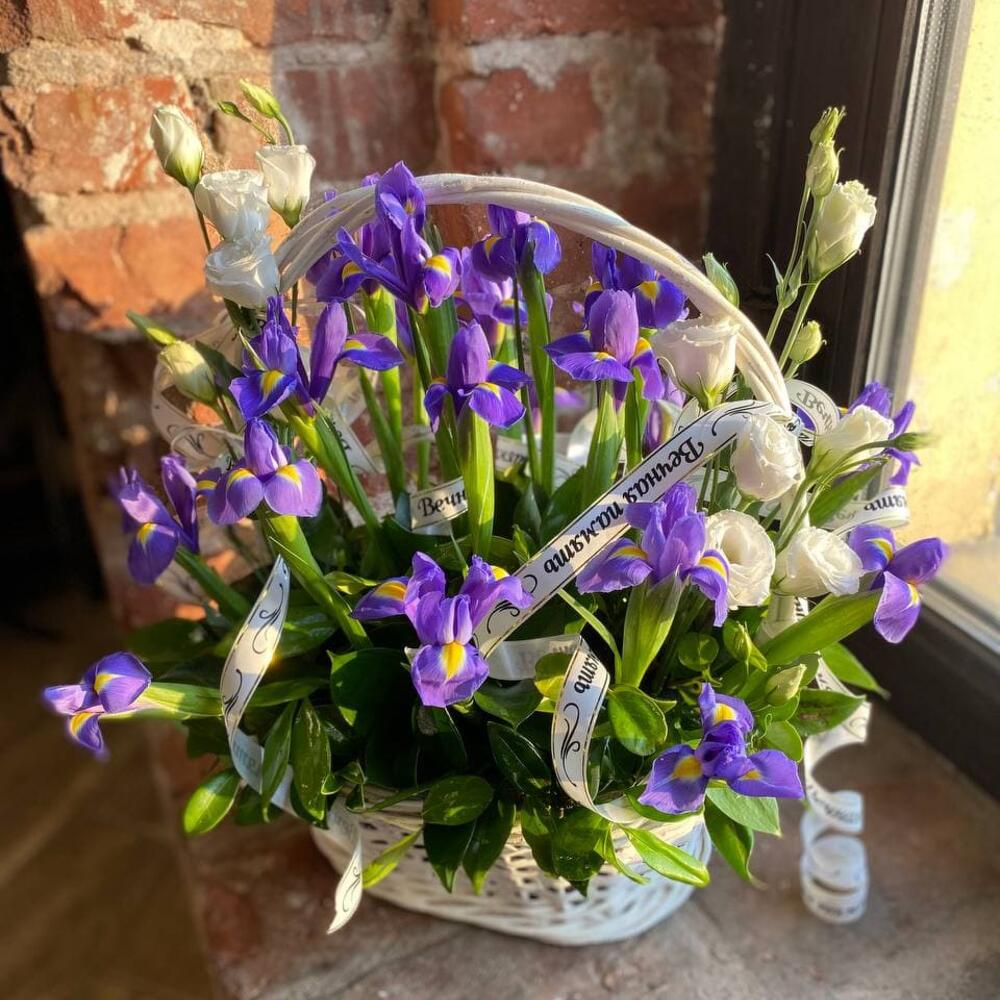Траурная корзина с ирисами и эустомой "Вечная память" Траурная корзина с ирисами и эустомой "Вечная память"
