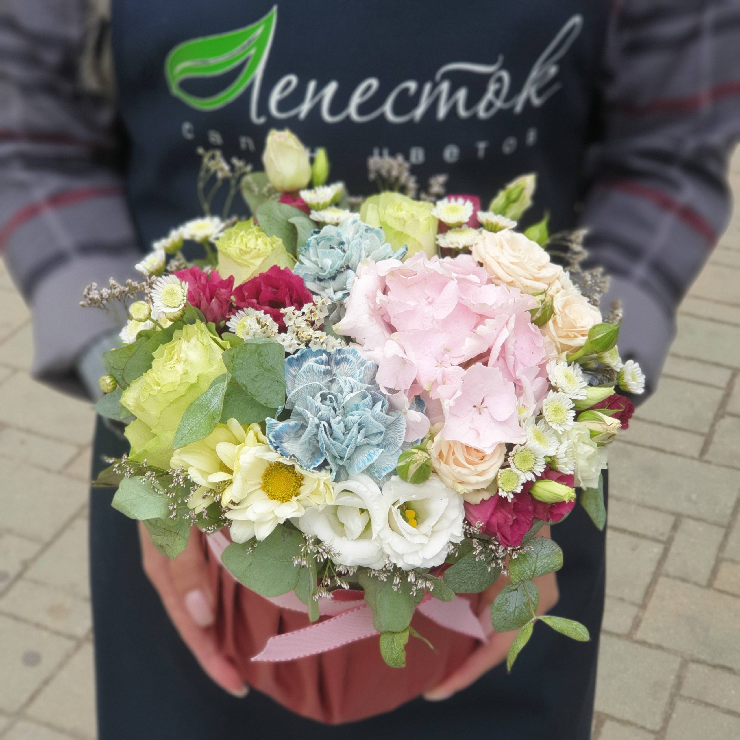 Цилиндр из гортензии, гвоздики и эустомы